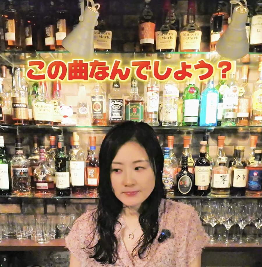 バーの女性。「この曲なんでしょう？」のテロップ