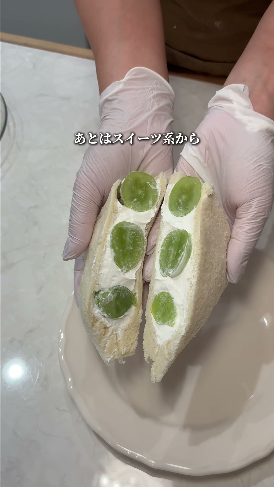 パン屋のフルーツサンド。「あとはスイーツ系から」のテロップ